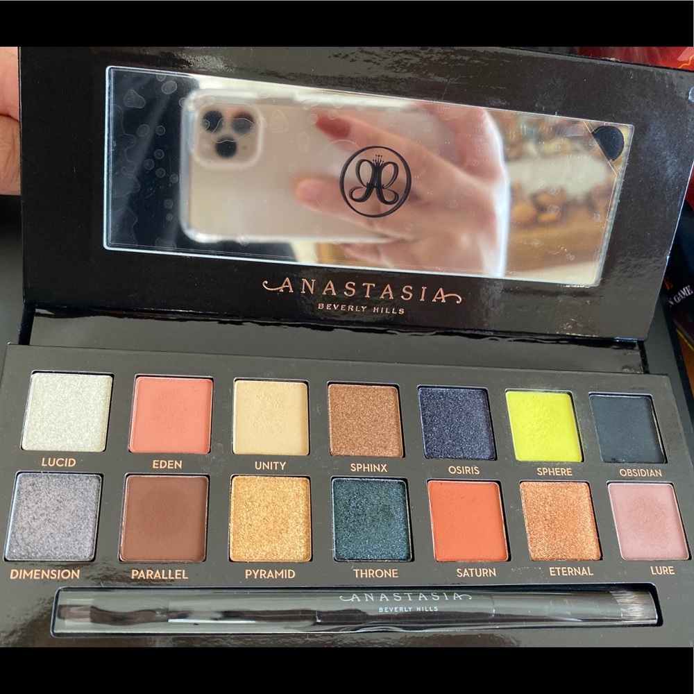 Eyeshadow palette that is lightly used